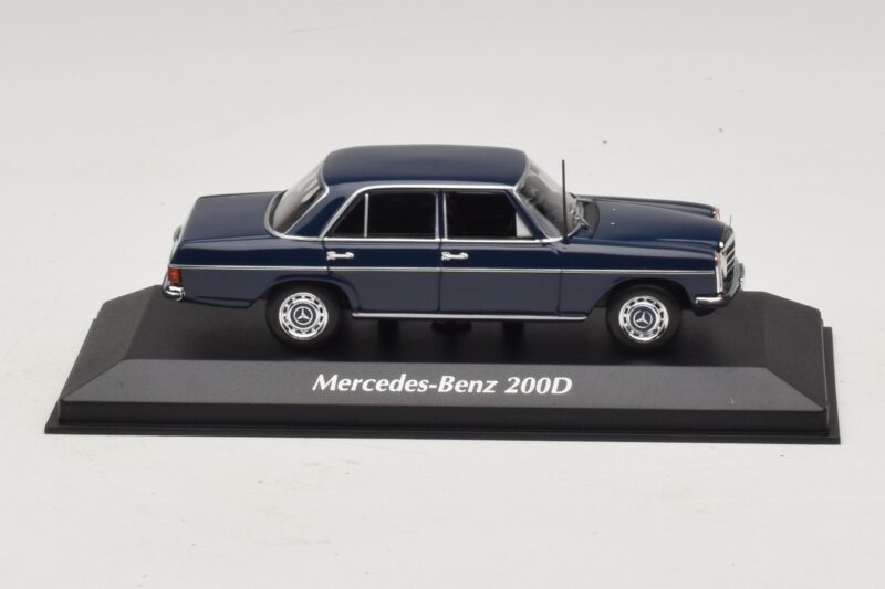 Mercedes 200D W115 Blauw Maxichamps 1:43 940034000 Metaal