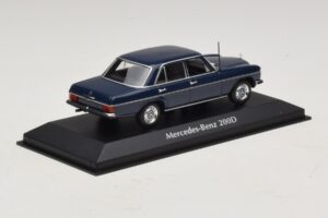 Mercedes 200D W115 Blauw Maxichamps 1:43 940034000 Metaal — afbeelding 2 van 5