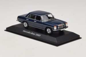 Mercedes 200D W115 Blauw Maxichamps 1:43 940034000 Metaal — afbeelding 3 van 5