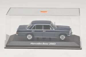 Mercedes 200D W115 Blauw Maxichamps 1:43 940034000 Metaal — afbeelding 4 van 5