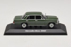 Mercedes 200D W115 Donkergroen Maxichamps 1:43 940034001 Metaal