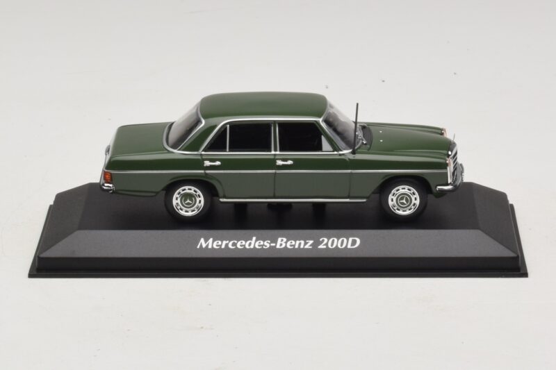 Mercedes 200D W115 Donkergroen Maxichamps 1:43 940034001 Metaal