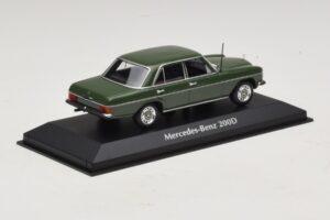 Mercedes 200D W115 Donkergroen Maxichamps 1:43 940034001 Metaal — afbeelding 2 van 5