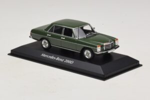 Mercedes 200D W115 Donkergroen Maxichamps 1:43 940034001 Metaal — afbeelding 3 van 5