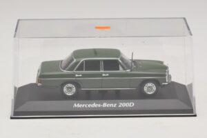 Mercedes 200D W115 Donkergroen Maxichamps 1:43 940034001 Metaal — afbeelding 4 van 5