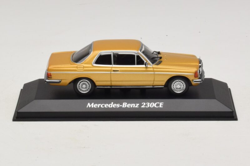 Mercedes 230 CE C123 Goud Metallic Maxichamps 1:43 940032220 Metaal