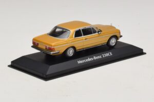 Mercedes 230 CE C123 Goud Metallic Maxichamps 1:43 940032220 Metaal — afbeelding 2 van 5