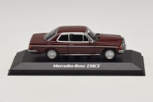 Mercedes 230 CE C123 Rood Maxichamps 1:43 940032221 Metaal