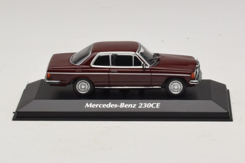Mercedes 230 CE C123 Rood Maxichamps 1:43 940032221 Metaal