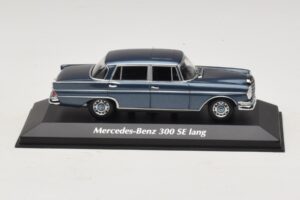Mercedes 300 SE W112 Lang Blauw Metallic Maxichamps 1:43 940035200 Metaal