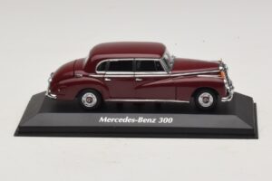 Mercedes 300 W186 Donkerrood Maxichamps 1:43 940039060 Metaal