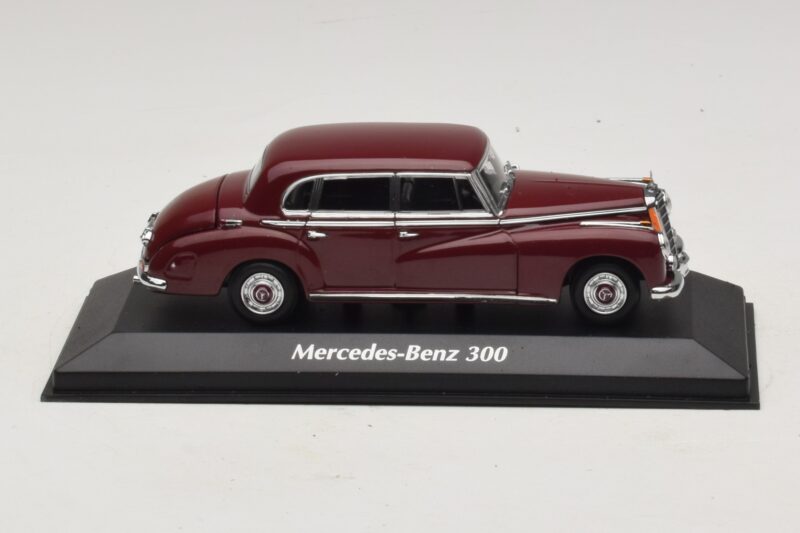 Mercedes 300 W186 Donkerrood Maxichamps 1:43 940039060 Metaal