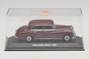 Mercedes 300 W186 Donkerrood Maxichamps 1:43 940039060 Metaal — afbeelding 4 van 5