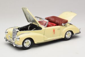 Mercedes 300S Crème Maisto 1:18 31806 Metaal — afbeelding 2 van 8