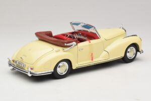 Mercedes 300S Crème Maisto 1:18 31806 Metaal — afbeelding 3 van 8