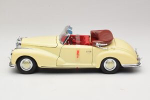 Mercedes 300S Crème Maisto 1:18 31806 Metaal — afbeelding 4 van 8