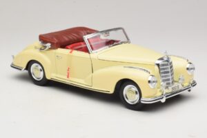 Mercedes 300S Crème Maisto 1:18 31806 Metaal — afbeelding 6 van 8