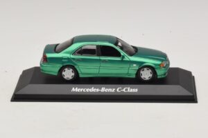 Mercedes C-Class W202 Groen Metallic Maxichamps 1:43 940037061 Metaal