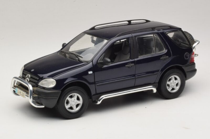 Mercedes ML320 W163 Blauw Maisto 1:18 31847 Metaal