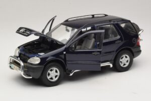 Mercedes ML320 W163 Blauw Maisto 1:18 31847 Metaal — afbeelding 2 van 8