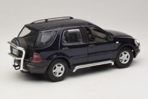 Mercedes ML320 W163 Blauw Maisto 1:18 31847 Metaal — afbeelding 3 van 8