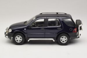 Mercedes ML320 W163 Blauw Maisto 1:18 31847 Metaal — afbeelding 4 van 8