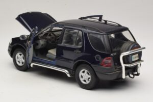 Mercedes ML320 W163 Blauw Maisto 1:18 31847 Metaal — afbeelding 5 van 8