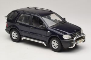 Mercedes ML320 W163 Blauw Maisto 1:18 31847 Metaal — afbeelding 6 van 8
