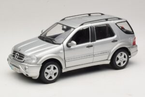 Mercedes ML55 AMG W163 Zilver Maisto 1:18 31876-P1 Metaal