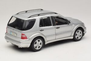 Mercedes ML55 AMG W163 Zilver Maisto 1:18 31876-P1 Metaal — afbeelding 3 van 8