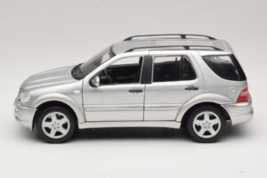 Mercedes ML55 AMG W163 Zilver Maisto 1:18 31876-P1 Metaal — afbeelding 4 van 8