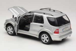 Mercedes ML55 AMG W163 Zilver Maisto 1:18 31876-P1 Metaal — afbeelding 5 van 8