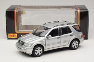 Mercedes ML55 AMG W163 Zilver Maisto 1:18 31876-P1 Metaal — afbeelding 8 van 8