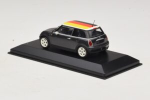 Mini Cooper One R50 Groen Met Duitse Vlag Minichamps 1:43 MINI033 Metaal — afbeelding 3 van 5