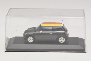 Mini Cooper One R50 Groen Met Duitse Vlag Minichamps 1:43 MINI033 Metaal — afbeelding 4 van 5