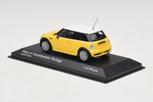 Mini Cooper One R50 met Aeropakket Geel Minichamps 1:43 431138274 Metaal — afbeelding 3 van 4