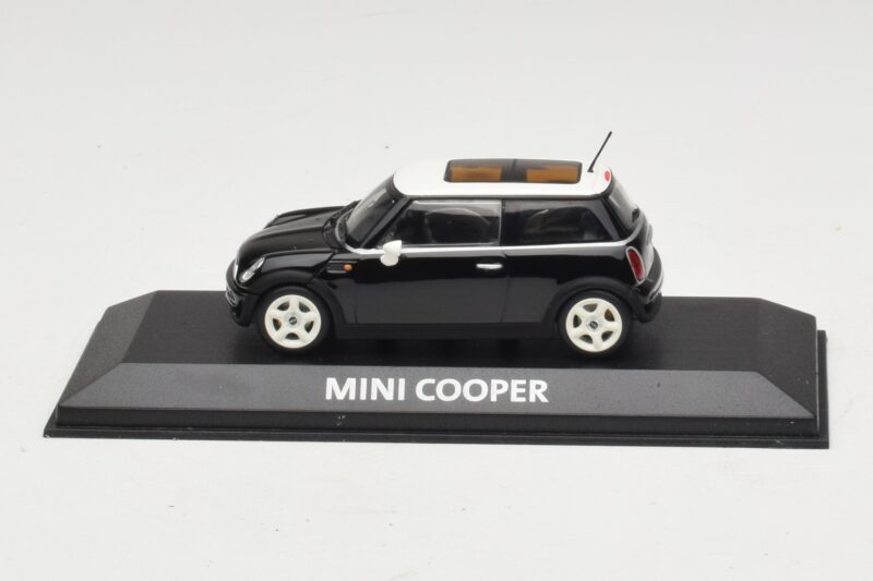 Mini Cooper S R53 Zwart Met Panoramadak Minichamps 1:43 Mini Cooper S R53 Zwart Met Panoramadak Minichamps 1:43 MINI022 Metaal