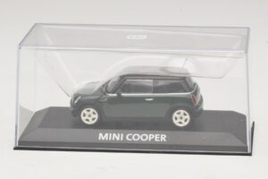 Mini Cooper S R53 Donkergroen Met Zwart Dak Minichamps 1:43 MINI023 Metaal — afbeelding 4 van 5