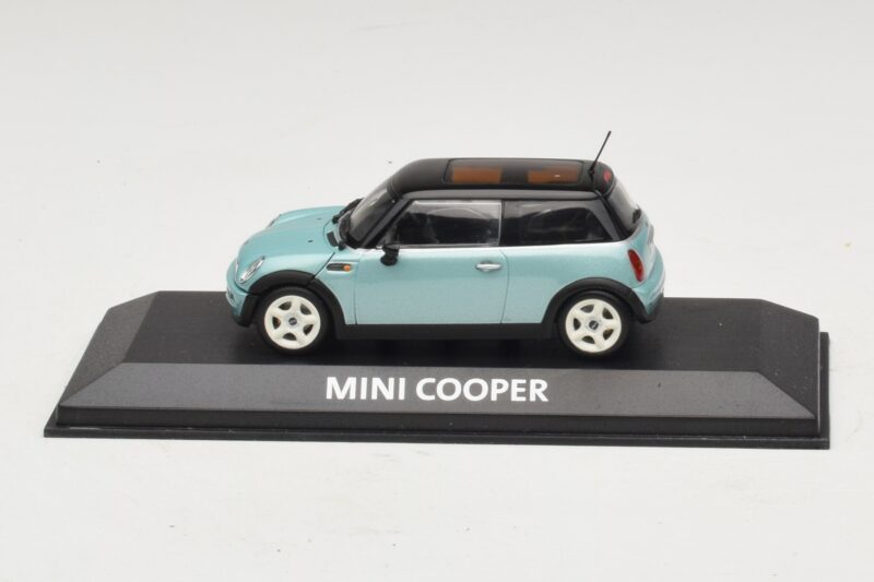 Mini Cooper S R53 Lichtblauw Metallic Met Zwart Dak Minichamps 1:43 Mini Cooper S R53 Lichtblauw Metallic Met Zwart Dak Minichamps 1:43 MINI030 Metaal