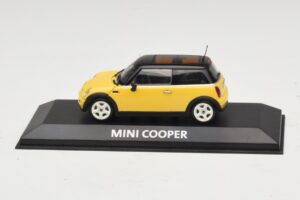 Mini Cooper S R53 Geel Met Zwart Dak Minichamps 1:43 Mini Cooper S R53 Geel Met Zwart Dak Minichamps 1:43 MINI031 Metaal