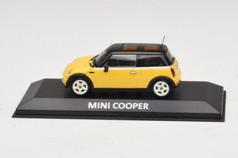 Mini Cooper S R53 Geel Met Zwart Dak Minichamps 1:43 Mini Cooper S R53 Geel Met Zwart Dak Minichamps 1:43 MINI031 Metaal