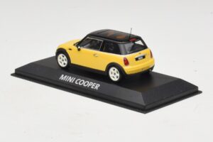 Mini Cooper S R53 Geel Met Zwart Dak Minichamps 1:43 MINI031 Metaal — afbeelding 3 van 4