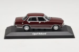 Opel Rekord D Donkerrood Maxichamps 1:43 Opel Rekord D Donkerrood Maxichamps 1:43 940044000 Metaal