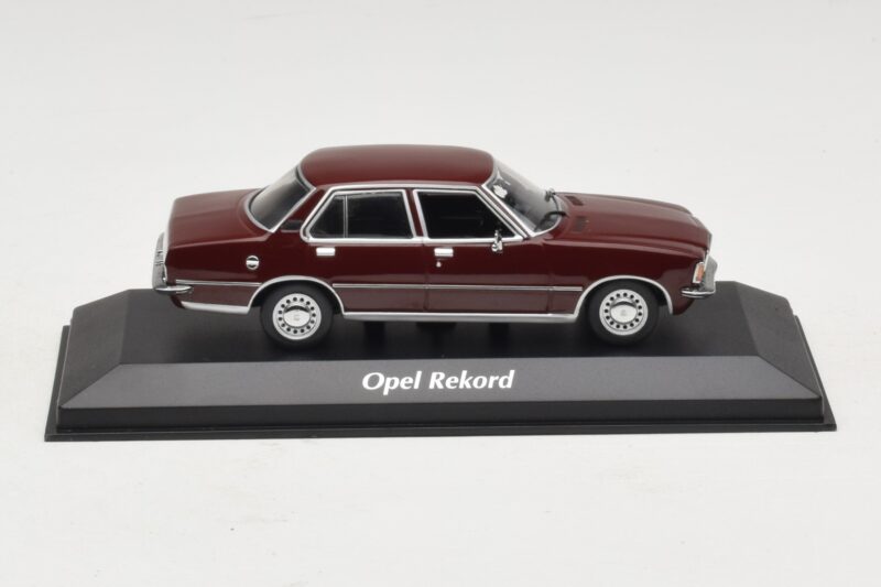 Opel Rekord D Donkerrood Maxichamps 1:43 940044000 Metaal