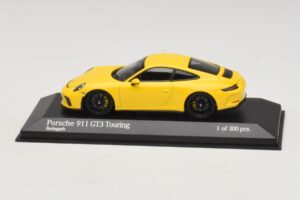 Porsche 911 991.2 GT3 Touring Geel Minichamps 1:43 410067421 Metaal