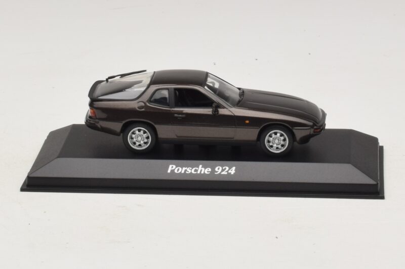 Porsche 924 Bruin Metallic Maxichamps 1:43 940062121 Metaal