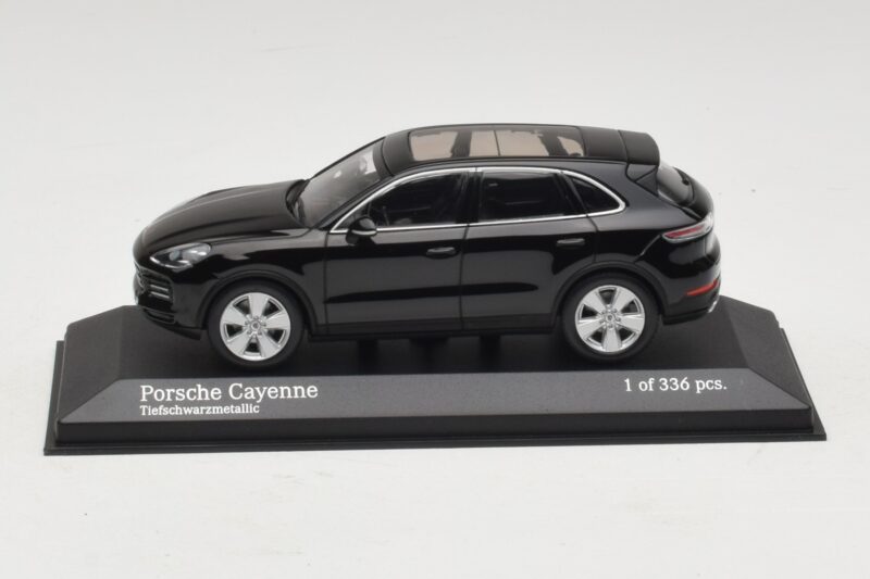 Porsche Cayenne Zwart Metallic Minichamps 1:43 410066301 Metaal