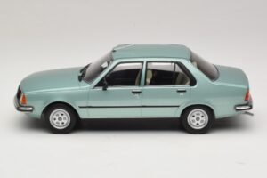 Renault 18 Lichtgroen MCG 1:18 MCG18596 Metaal — afbeelding 3 van 6