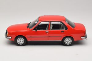 Renault 18 Rood MCG 1:18 MCG18595 Metaal — afbeelding 3 van 6