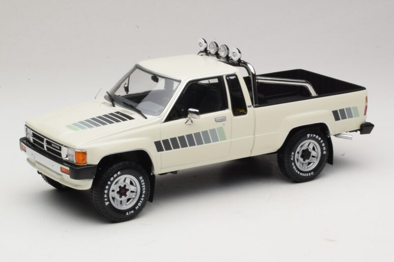 Toyota Hilux N50 Xtra Cab 4x4 Wit KK-Scale 1:18 KKDC181564 Metaal